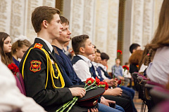Равнение на Героев
